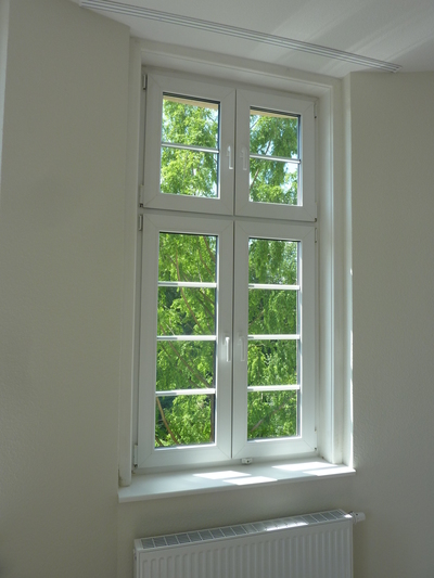 75_Blick_durchs_Fenster_ins_Gruene